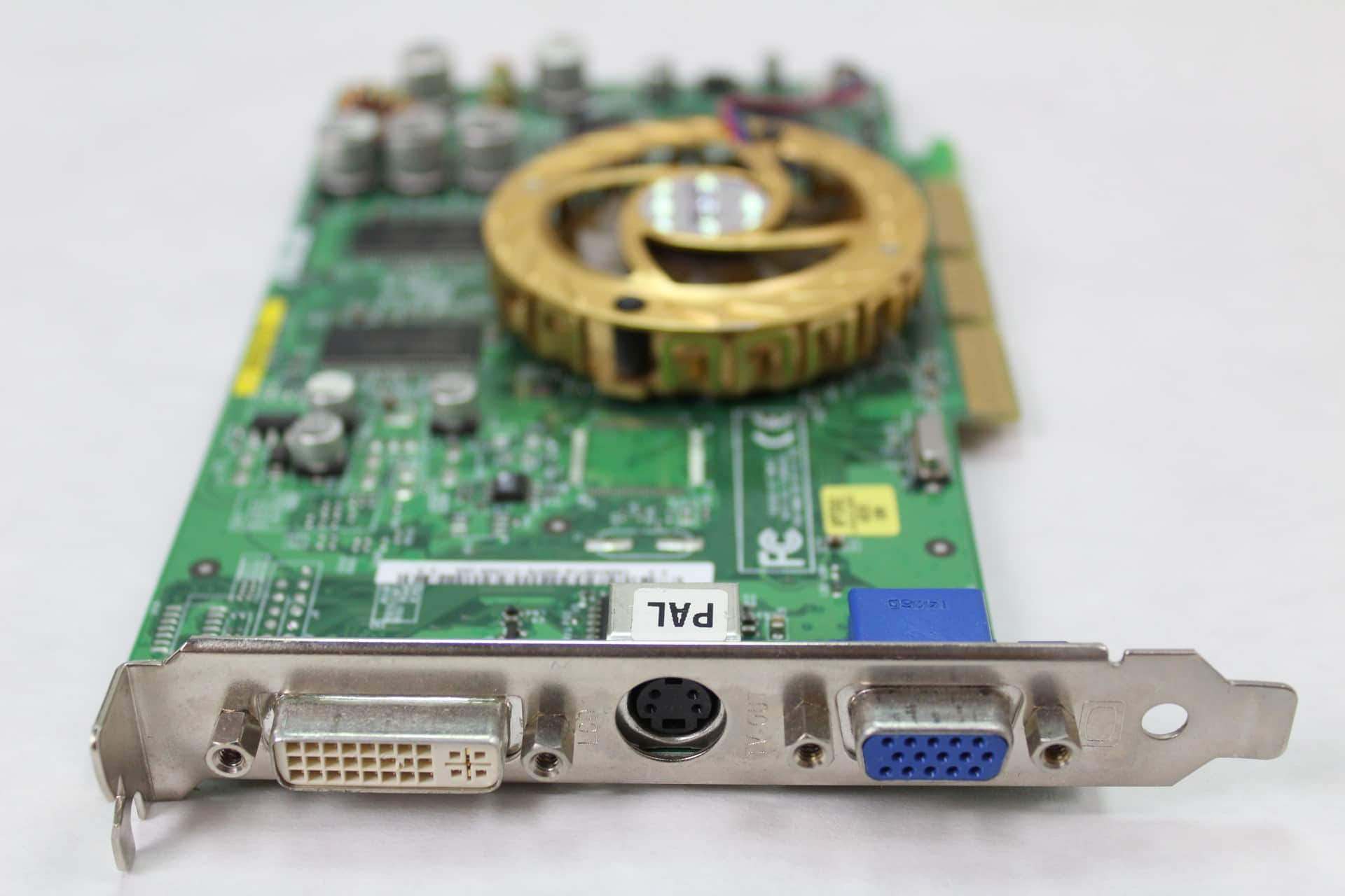 Asus V9520
