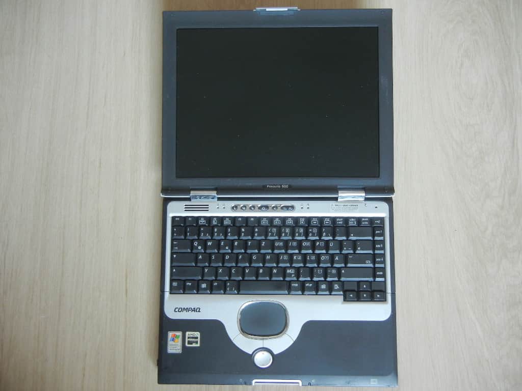 Compaq Presario 900 - Clous