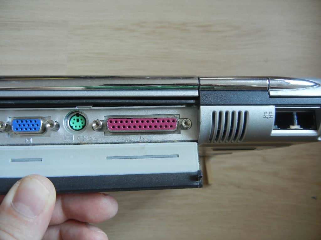 Compaq Presario 900 - Clous