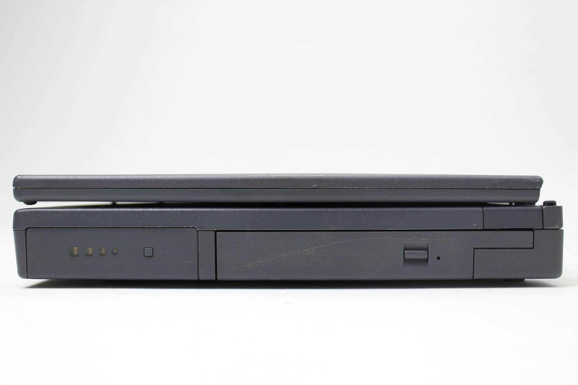Hewlett Packard OmniBook 2100 - Pravá strana zavřený