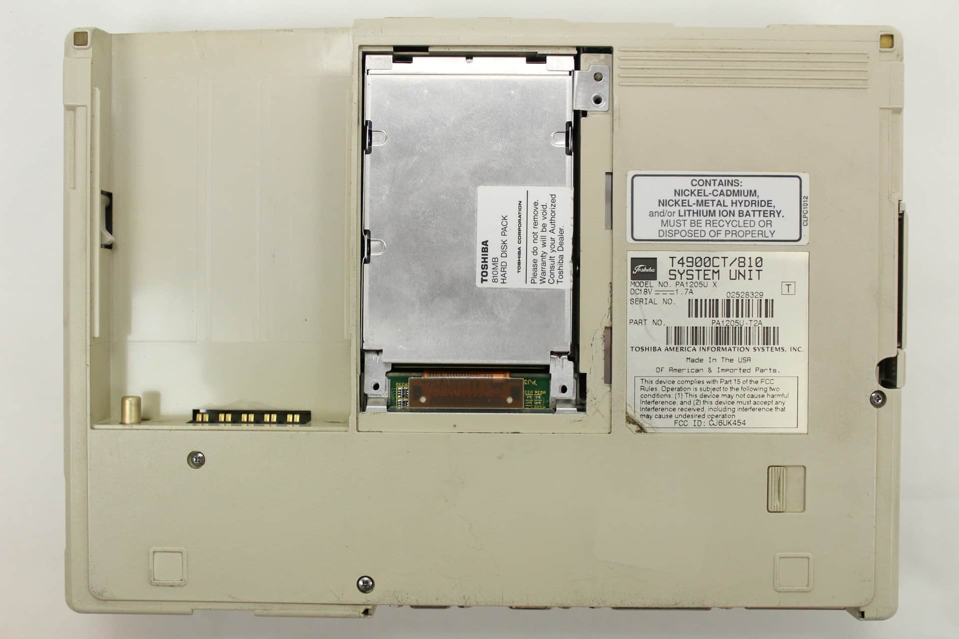 Zespodu-a-bez-krytek-s-HDD-Toshiba-T4900CT.jpg